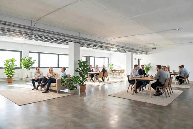 Jälkeen - Täydennetty toimitistotila, josta siivottu roskat ja lisätty kalusteet